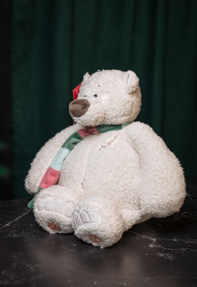 Плюшевый медведь с шарфом