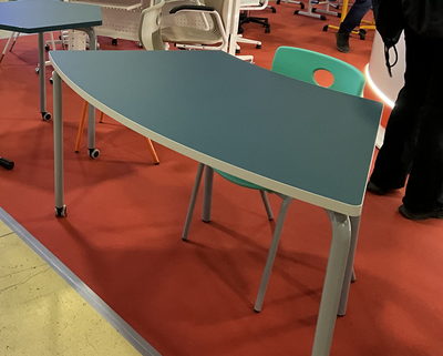 Стол фигурный лекционный (Дуга) цвет гранат