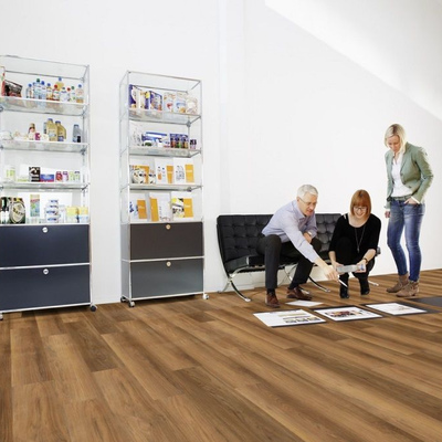 Виниловый пол Wineo 400 Wood Romance Oak Brilliant MLD00119 в интерьере офиса