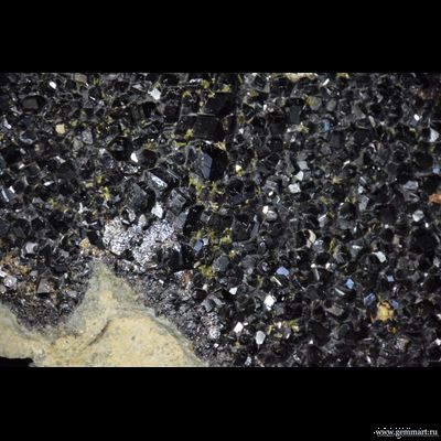 Меланит (разн. граната), друза, с пиритом, эпидотом, самородной медью - 310*235*100мм (ААА)