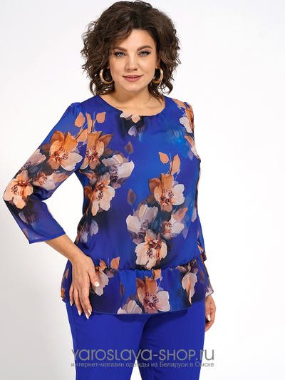 Женский костюм синего цвета, состоящий из блузы и брюк