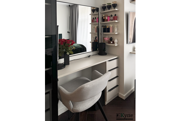 025 Туалетный столик и полочки. ЛДСП Egger U750 ST9 Ярко-серый. Зеркало в узком рамочном профиле черного цвета. 