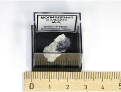 Молибденит в Альбите в пластиковом боксе, Россия, Южный Урал №20497