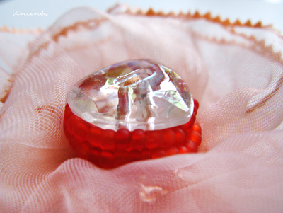 Брошь-цветок из органзы "Сердце в подарок"