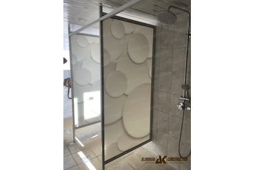 Великий Новгород, НПО Акрон, душевая перегородка из каленое стекла 4 мм с УФ печатью. Профиль алюминиевый анодированный
 Сделано для работников НПО Акрон