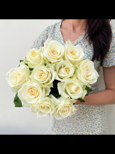 11 белых роз