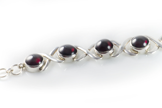 Браслет из серебра 925 пробы с кабошонами гранатами (ПБ004)