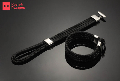 Браслет сплетен из шнуров