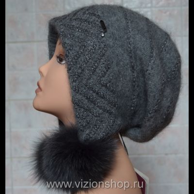 seraya-zhenskaya-shapka-vyazanaya-s-mehovymi-pomponami-kupit