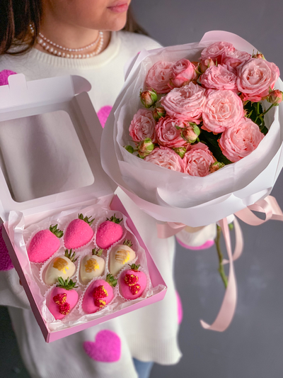 Бежевые пионовидные розы с клубникой в шоколаде