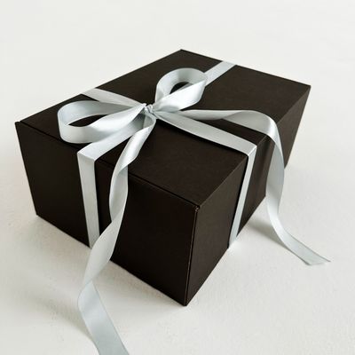 Большая подарочная коробка GILEV 37x26x12см с серебряной лентой и наполнителем