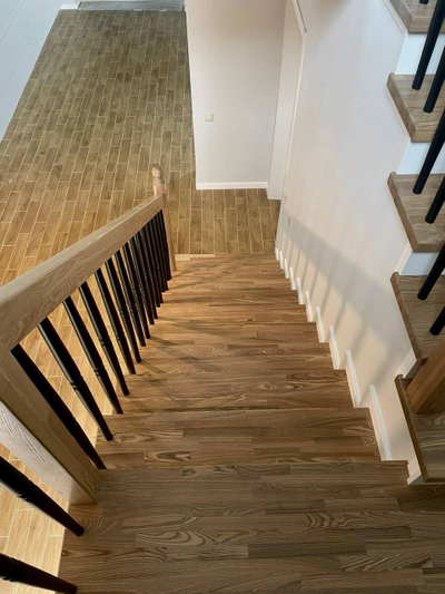 Обшивка бетонной лестницы ясенем