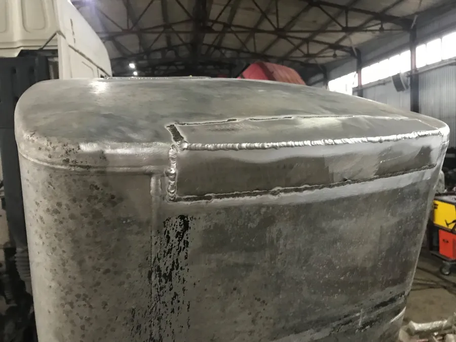 Перетерло торец бака брызговиком передней оси тягача в связи с неправильной установкой.
Ремонт топливного бака грузового автомобиля
http://argon66.ru/services/remont-toplivnykh-bakov-gruzovykh-i-legkovykh-avtomobilei