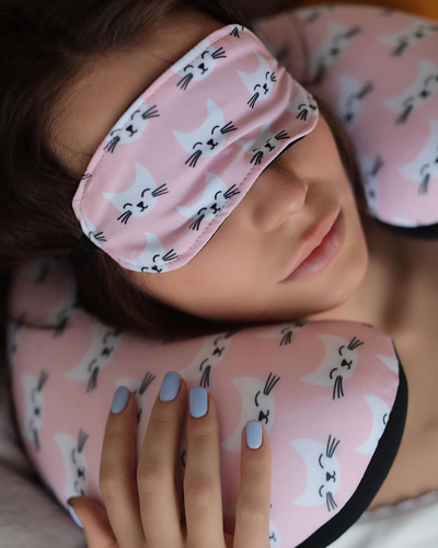 Дорожная подушка-подголовник антистресс "Киски Ириски + маска для глаз"