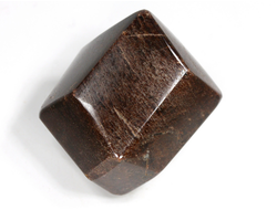 Гранат Альмандин, кристалл полированный, Россия, Кольский п-ов, Тахлинтуайв гора (40*35*34 мм, 110 г) №29834