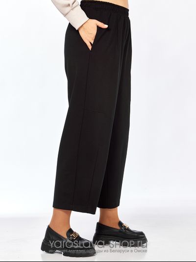 Брючный трикотажный комплект: бежевый джемпер, черные брюки