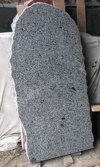 Картинка памятника скала на могилу из серого гранита с неровными краями в СПб