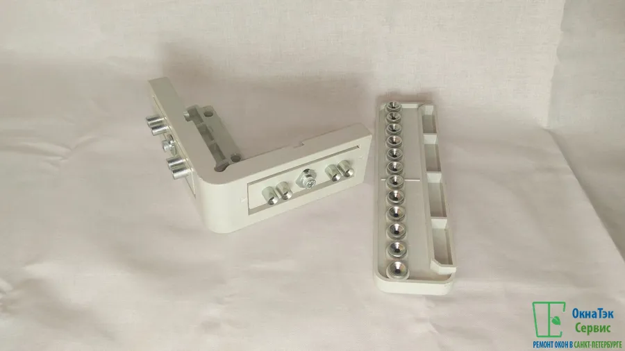 Левый шаблон предназначен для установки петель на створку окна