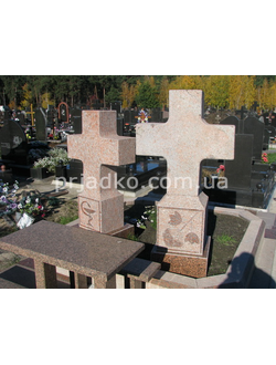 На фото двойной памятник в виде двух крестов на могилу в СПб
