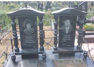 На фото двойной памятник на могилу с колоннами в СПб