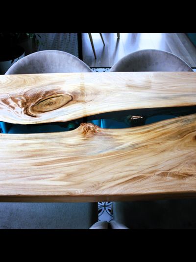 стол река из эпоксидной смолы для студии лазурного цвета