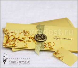 Приглашение на свадьбу в золотом конверте с вашей фотографией