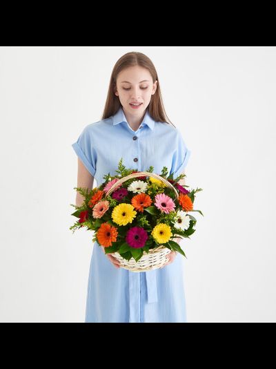 Корзина с герберами