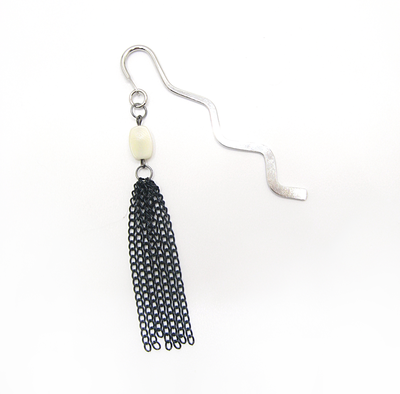 "Чёрно-белое кино". Металлическая закладка для книги с орехом тагуа