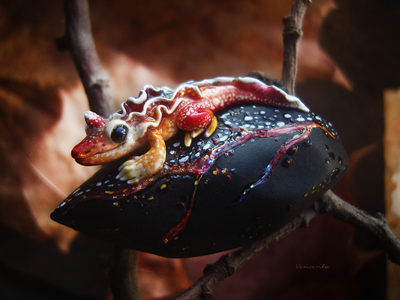 "Саламандра, дитя пламени", миниатюрная фэнтези-брошь (4,5 см)