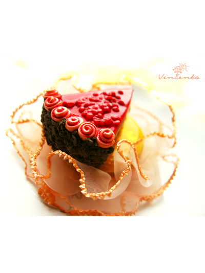 Ягодный тортик. Брошь в виде шоколадного тортика с ягодной начинкой из полимерной глины