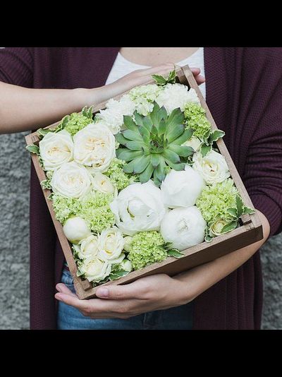 Коробочка с пионами и суккулентом "Lime"