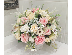 Композиция из искусственных цветов Романтика № М003.  Размер 30*30 см.