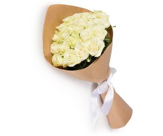 25 роз белых (50 см.) в крафте
