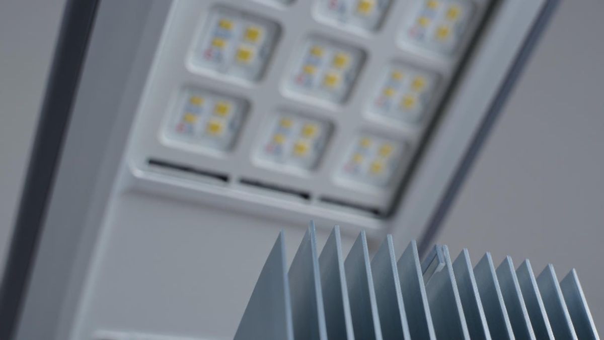 Крупный план консольного LED‑светильника 