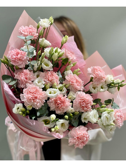 Сборный букет нежный из диантусов и эустом с эвкалиптом