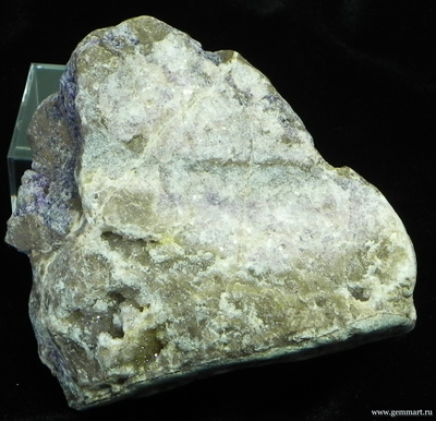 Флюорит (ратовкит) на буром кварците