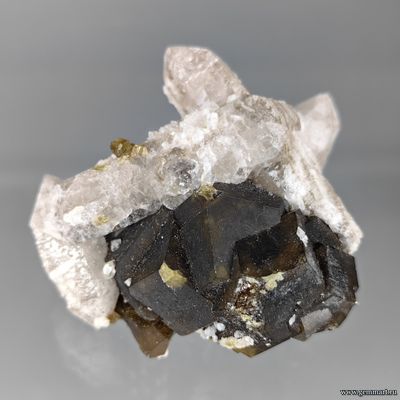 Гранат, кварц. Россия. 52*45*40мм