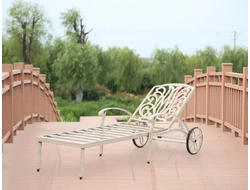 Белый шезлонг из литого алюминия Fiorino