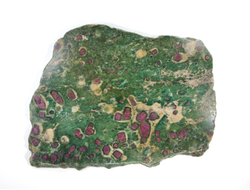 Корунд красный в фуксите, срез полированный, Индия (170*130*9 мм, 470 г) №25072