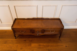 Тумба под ТВ с 3 ящиками на резных ножках.