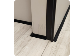 Профессиональная отделка: установка черного плинтуса Dollken WLK 20 для создания безупречного интерьера.