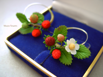 Серебряные серьги-кольца с земляникой .