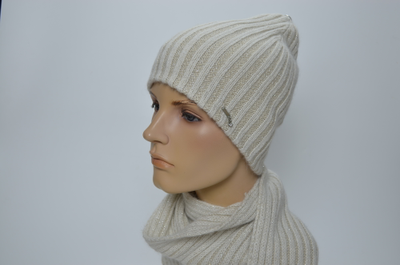 Зимняя женская шапка бини белого цвета