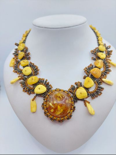 Колье из Чешского бисера ,  янтаря , с кабошоном из ювелирной смолы с янтарем 01000