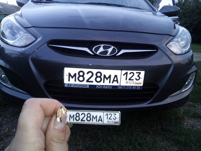 КОМПЛЕКТ 10 ШТ.: БРЕЛОК ГОС. НОМЕР АВТО. С БОРТИКАМИ «СТАНДАРТНОЕ КРЕПЛЕНИЕ» — СЕРЕБРО. 50,9*10,6 мм.