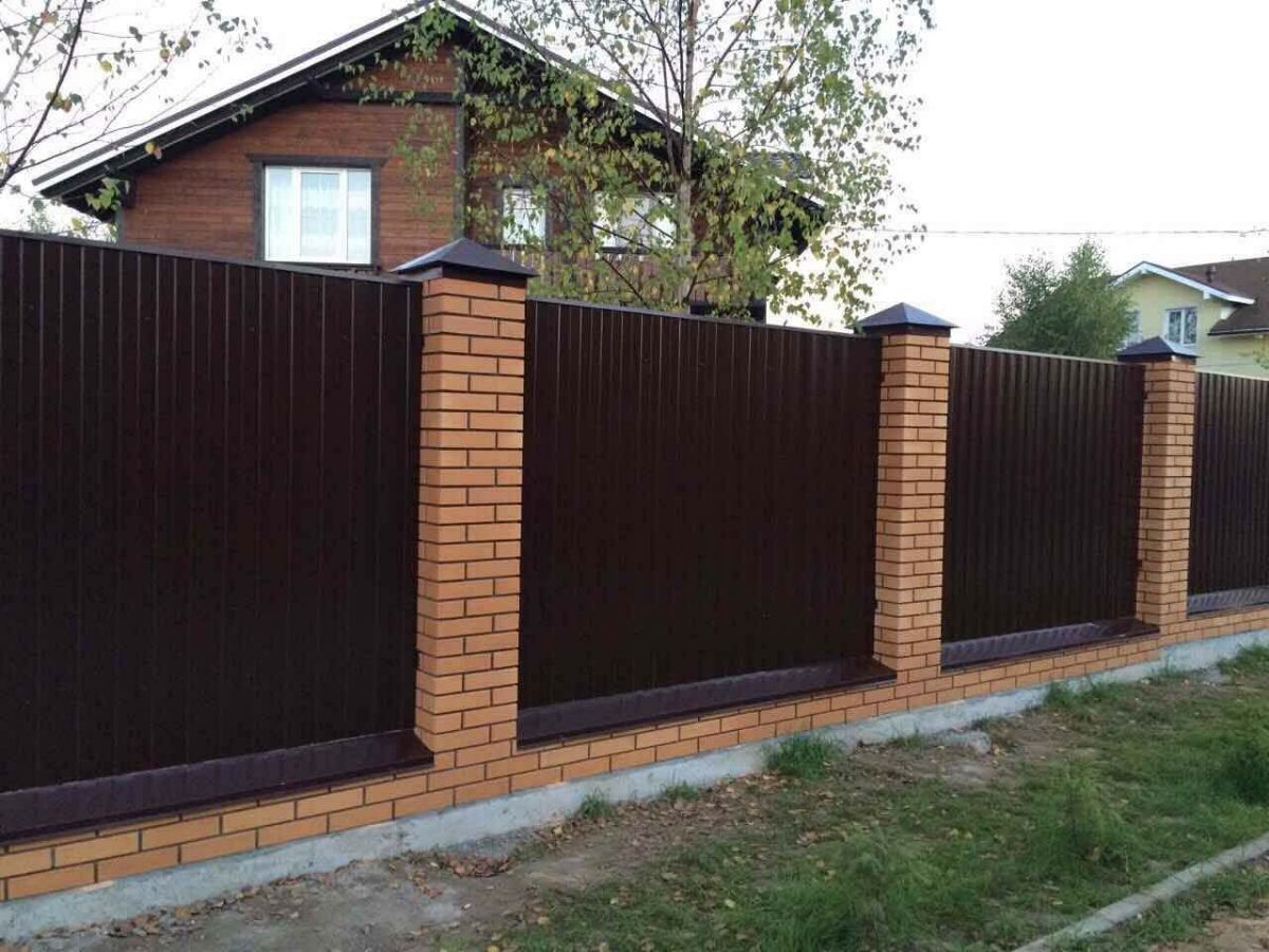 Забор из профнастила с кирпичными столбами фото