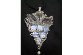 подвеска с лунным камнем, горным хрусталем и жемчугом