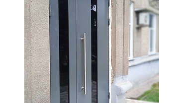 Входная дверь в администрацию Металлургического района. г. Челябинск