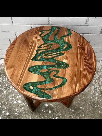 столик для кафетерия с рекой