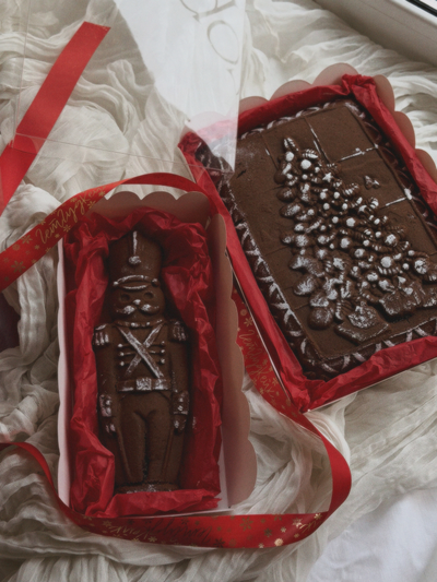 Большой новогодний пряник с черёмухой.